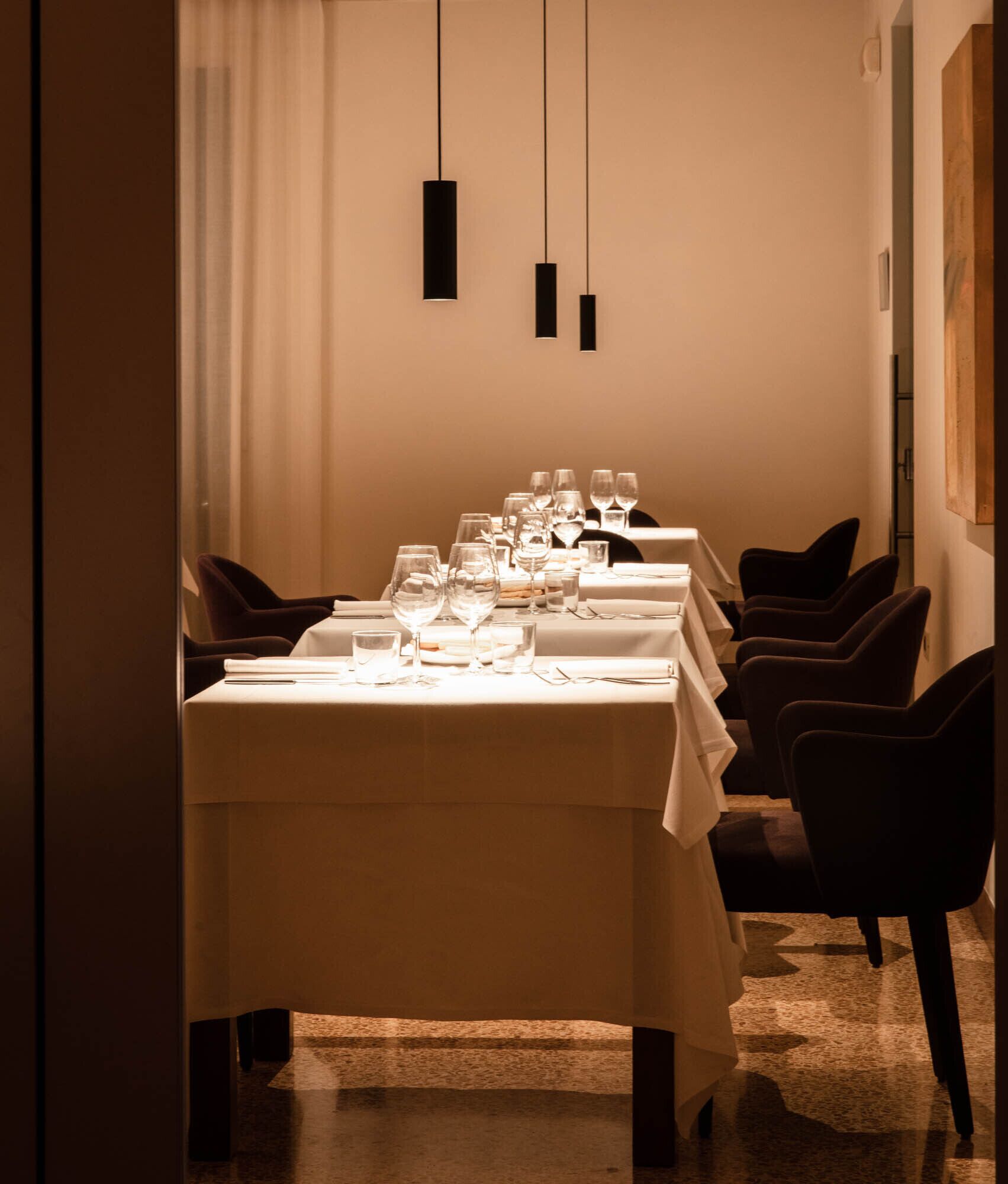 2 restaurants, lunch, dinner served; seafood