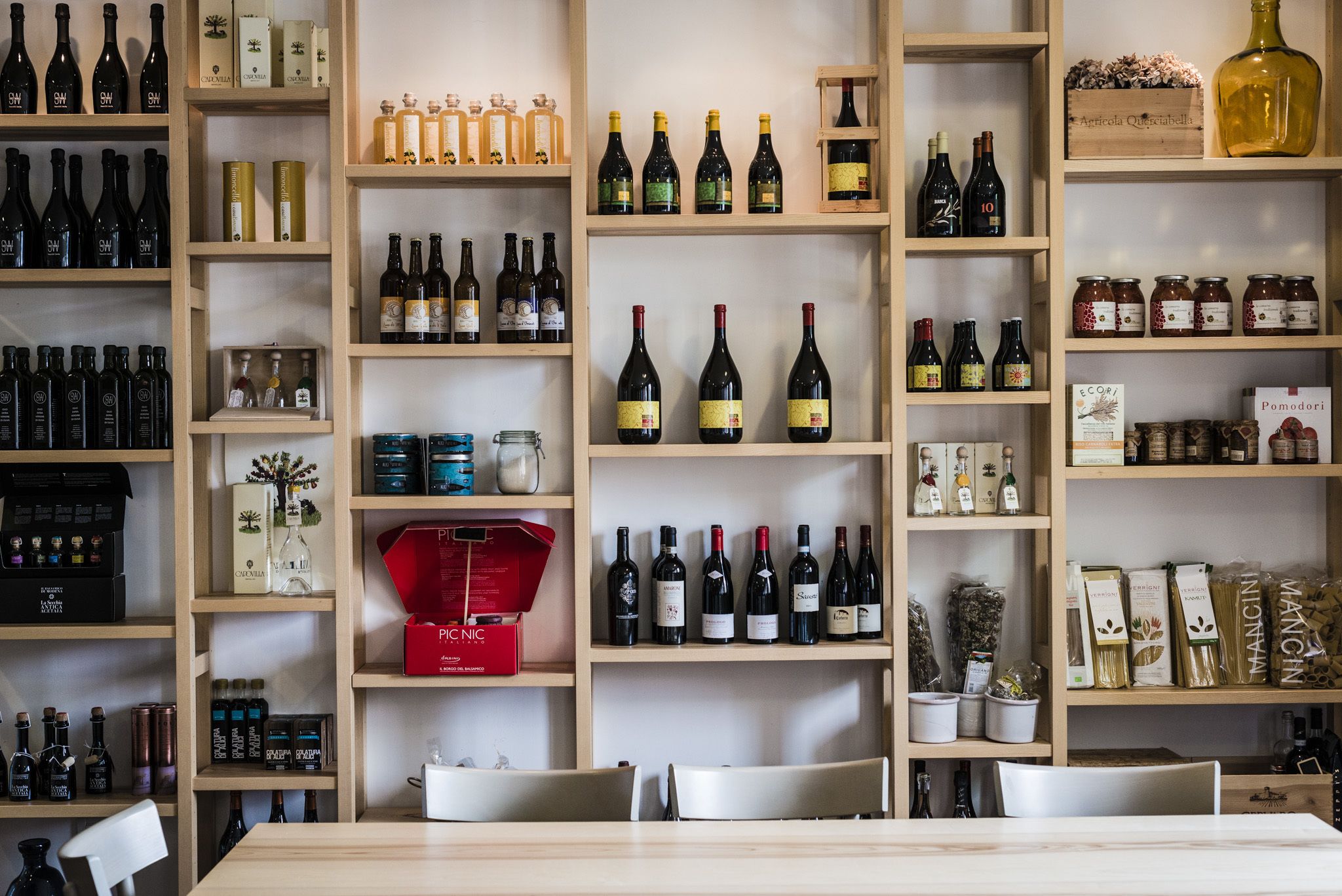 2 restaurants, lunch, dinner served; seafood