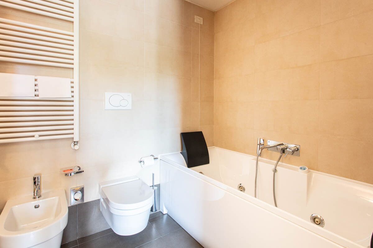 junior suite | bathroom | eco-friendly toiletries, hair dryer, bidet, towels