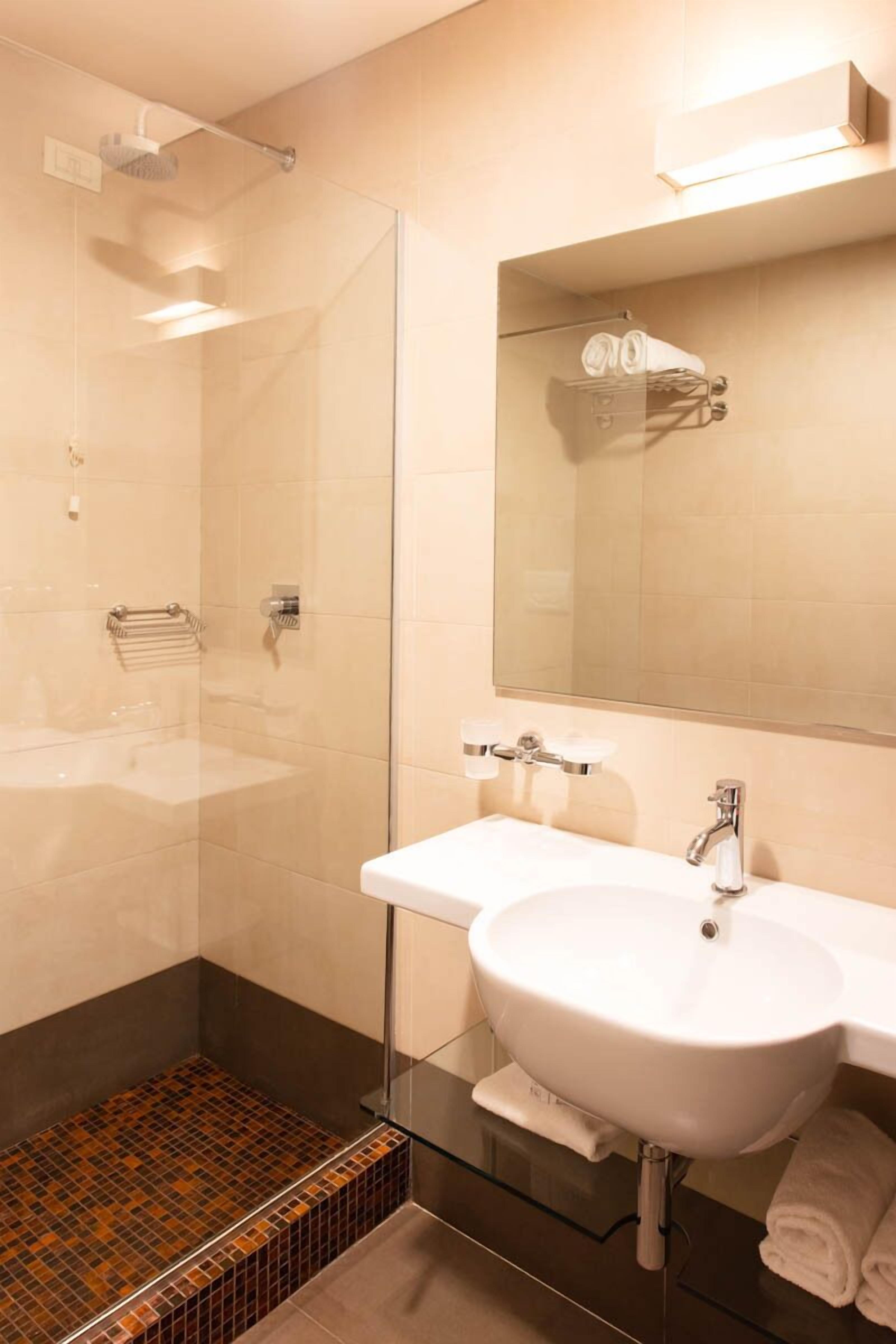 executive suite, hot tub | bathroom | eco-friendly toiletries, hair dryer, bidet, towels