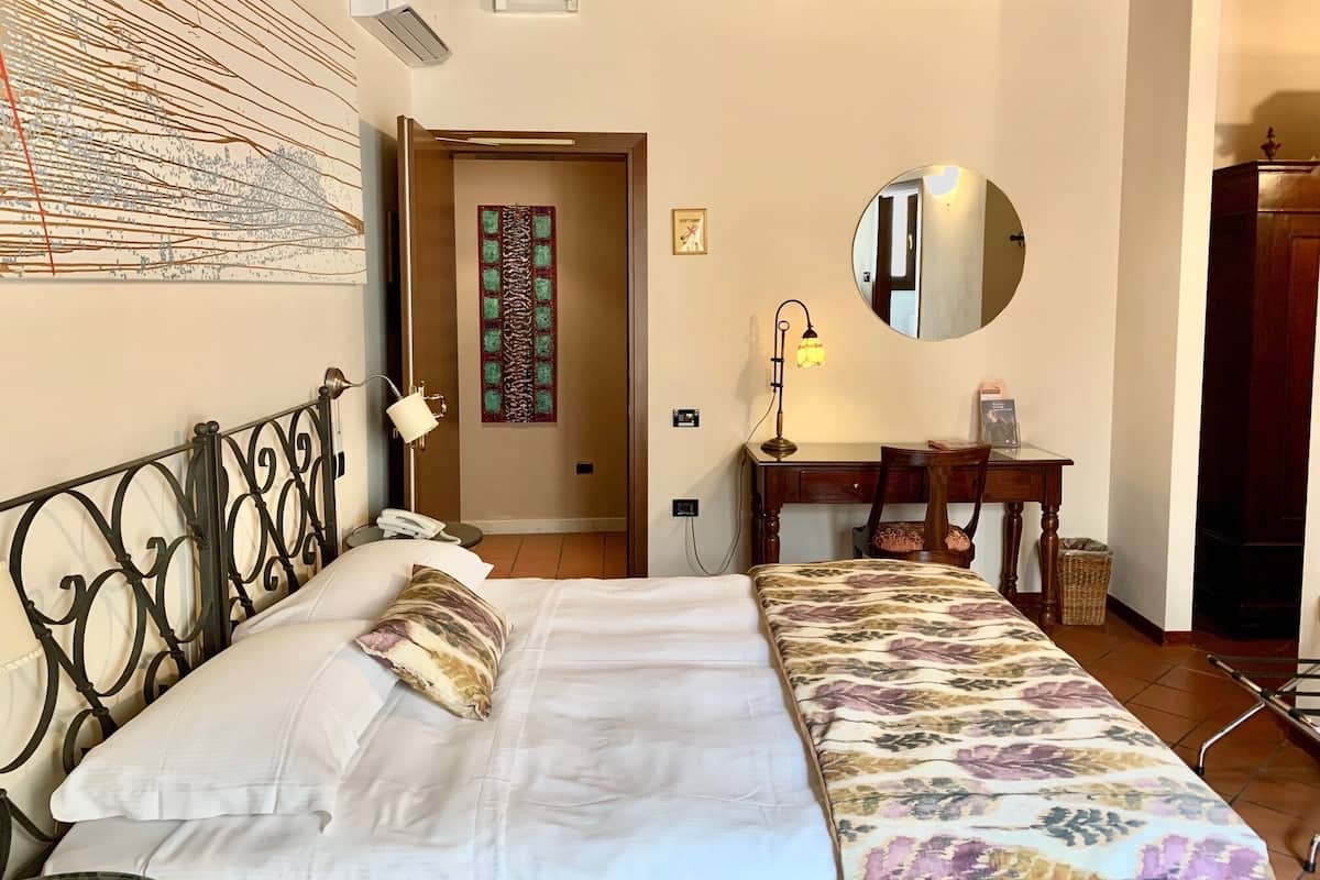 Peralatan tempat tidur premium, bar mini, meja