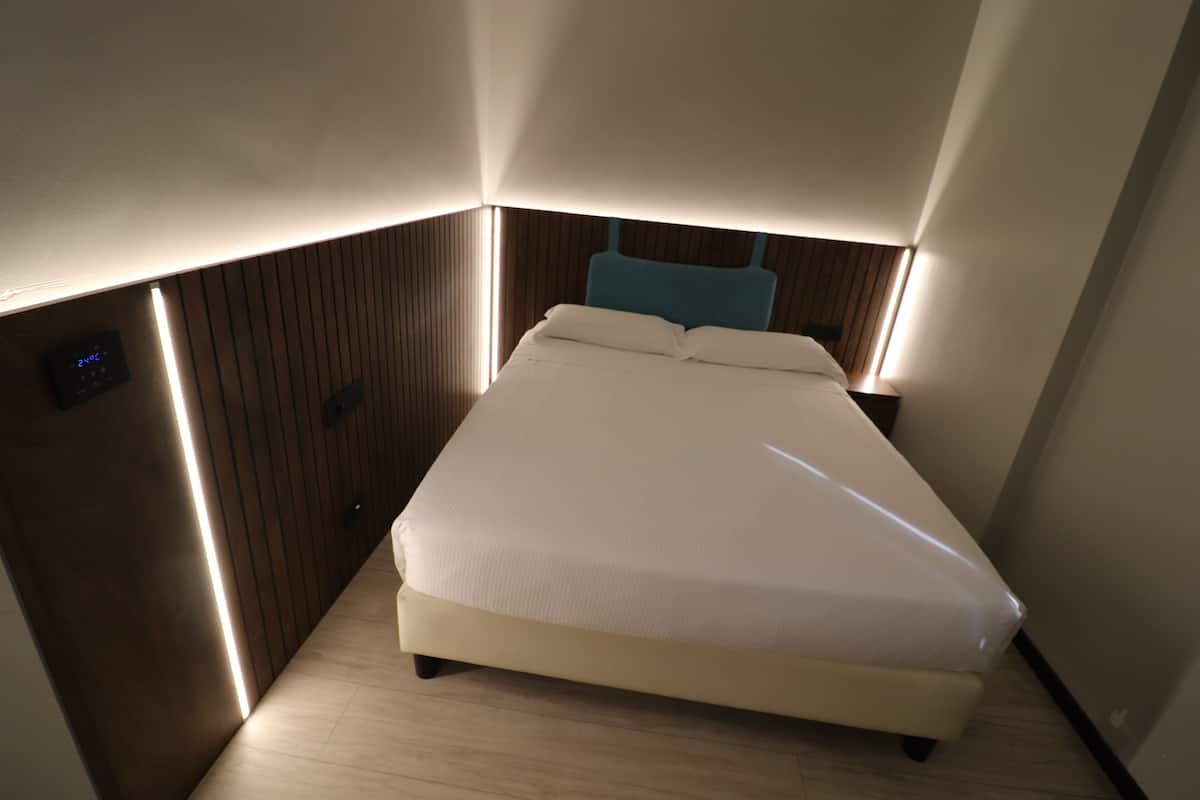 Zimmer, 1 Doppelbett | Daunenbettdecken, Minibar, Zimmersafe, Schreibtisch