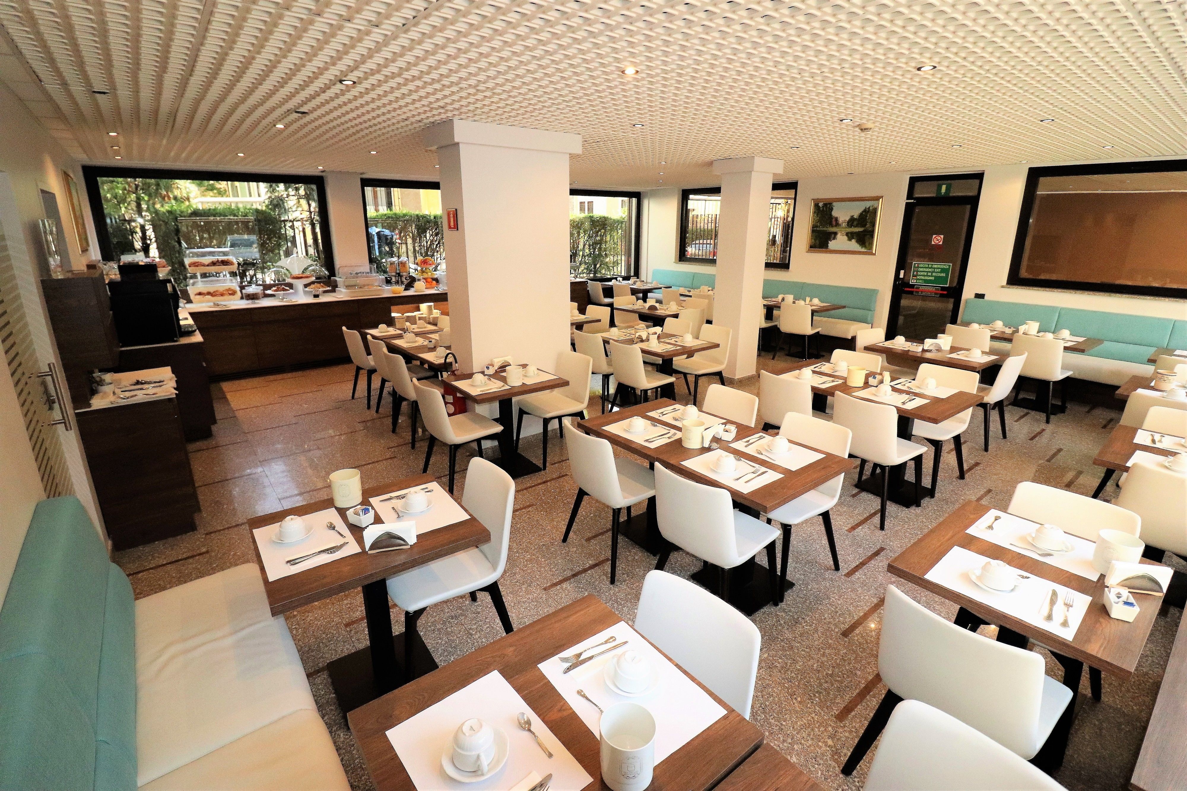 Tägliches Frühstücksbuffet (12 EUR pro Person)