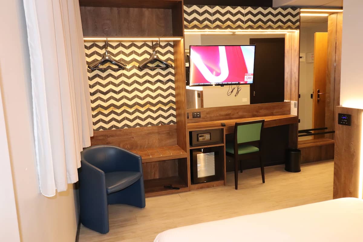 Standardzimmer | Daunenbettdecken, Minibar, Zimmersafe, Schreibtisch