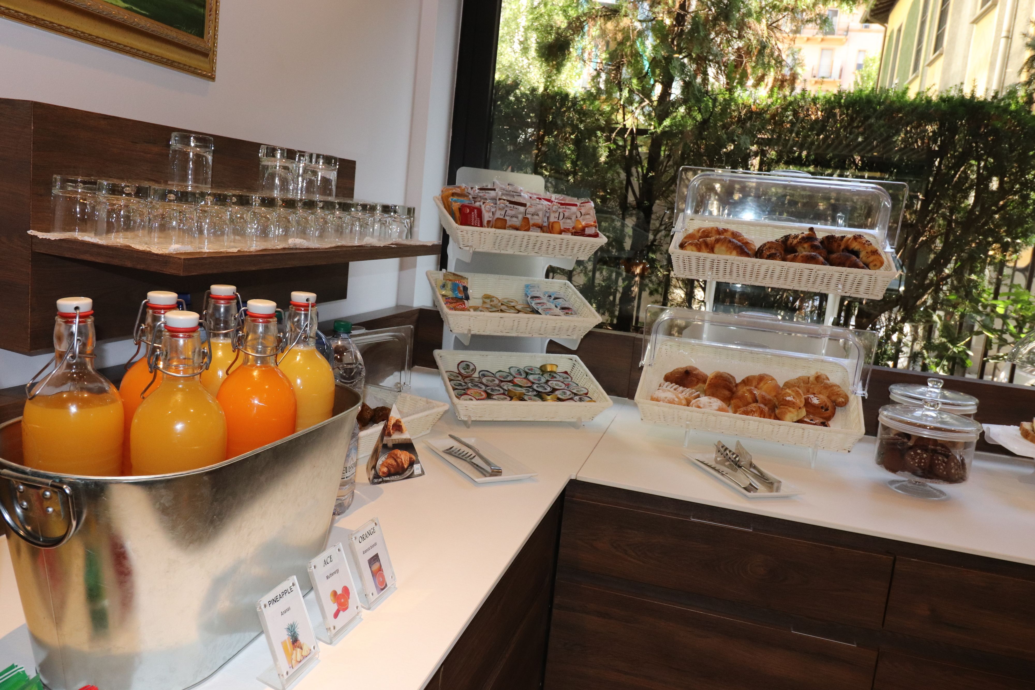 Un bufé de desayuno con diversas opciones de comida y bebidas.