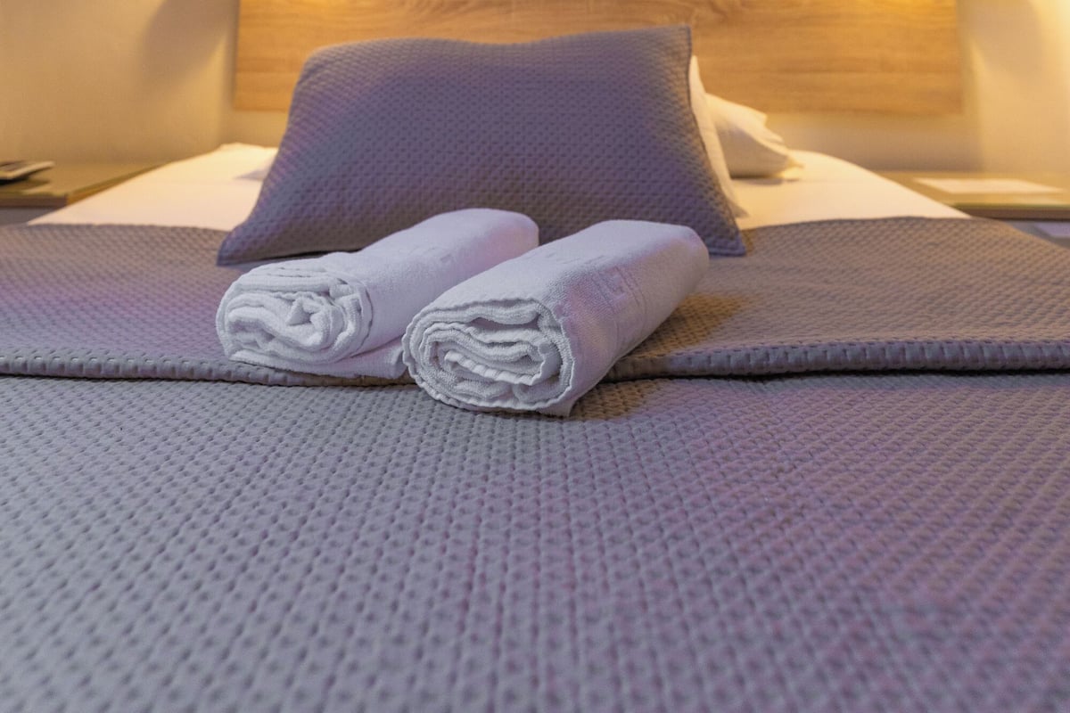 Habitación con 1 cama matrimonial o 2 individuales, baño compartido | Muebles diferentes, cortinas blackout, cunas gratuitas y ropa de cama