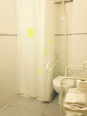 Shower, hair dryer, towels - Hostal Santa Catalina (Seville)