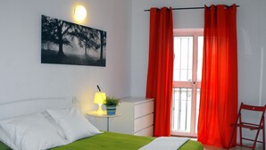 In-room safe, soundproofing, iron/ironing board (on request) - Hostal Santa Catalina (Seville)