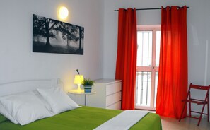 In-room safe, soundproofing, iron/ironing board, free cribs/infant beds - Hostal Santa Catalina (Seville)