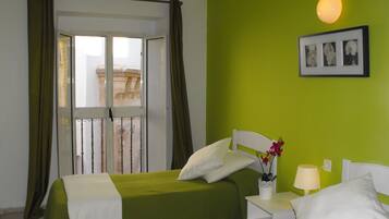 Standaard kamer, 1 tweepersoonsbed | Een kluis op de kamer, geluiddichte muren, een strijkplank/strijkijzer