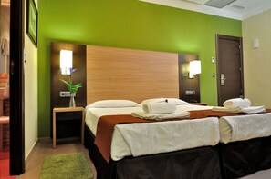 In-room safe, desk, blackout drapes, iron/ironing board - Hostal Ballesta (Madrid)