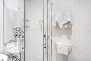 シングルルーム | バスルーム | バスアメニティ (無料)、ヘアドライヤー、タオル