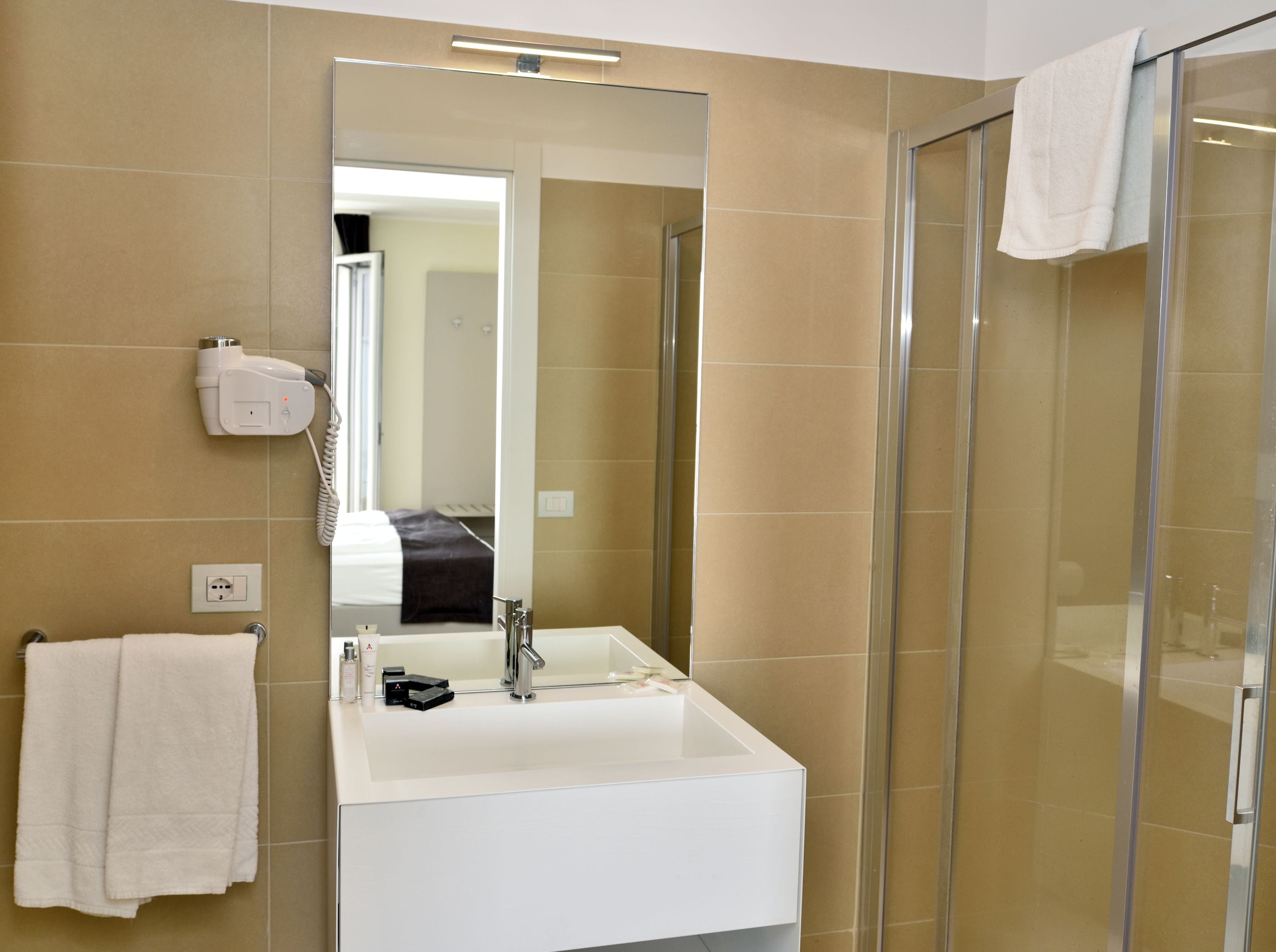single room | bathroom | shower, free toiletries, hair dryer, bidet