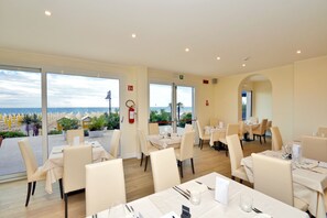 Se sirven desayunos, comidas y cenas con vista a la playa 