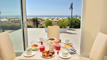 Free daily buffet breakfast