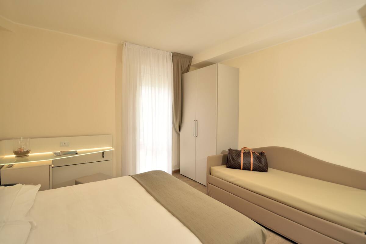 Comfort fyrbäddsrum - 1 sovrum | 1 sovrum, duntäcken, minibar och värdeförvaringsskåp på rummet