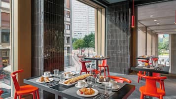 Petit déjeuner buffet (25 EUR par personne)