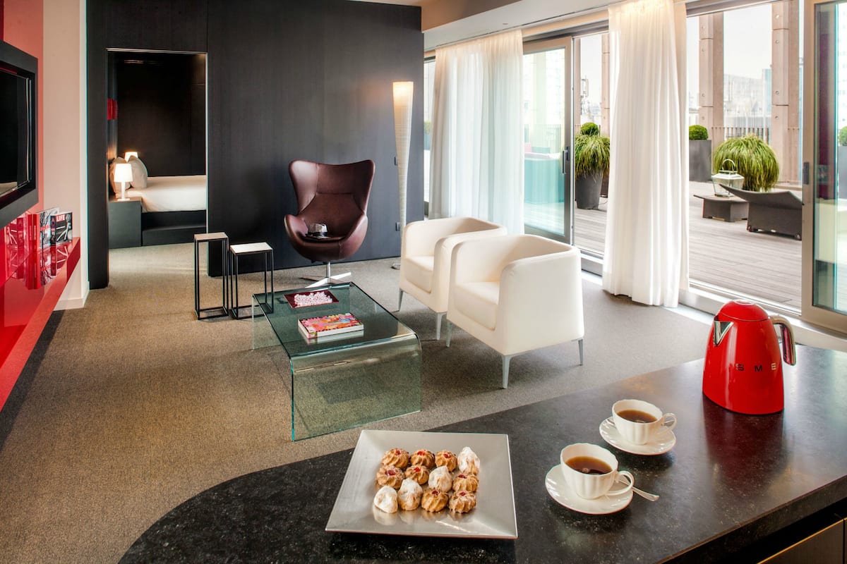 羽絨被、迷你吧、客房內保險箱、書桌