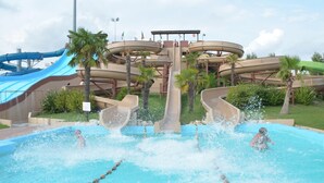 A water park with multiple slides and a pool area. - Hotel Austria (Caorle)