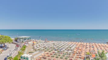 Ubicación a pie de playa, tumbonas, toallas de playa y yoga en la playa