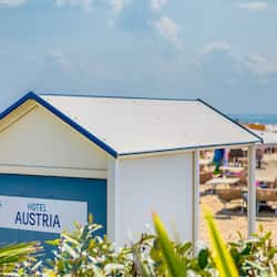 Sulla spiaggia, lettini da mare, teli da spiaggia, yoga
