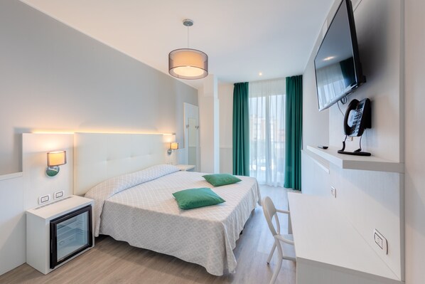 Safe på rommet, skrivebord, blendingsgardiner og wi-fi (inkludert)