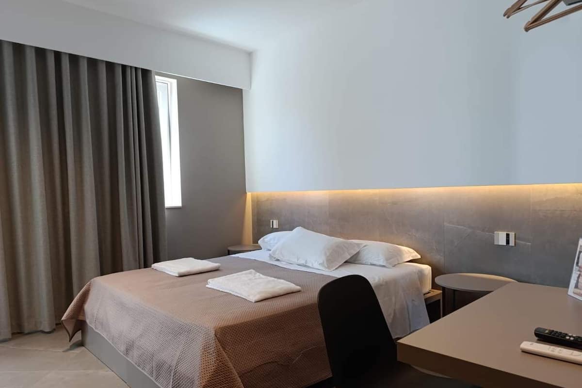 Camera singola | Minibar, una cassaforte in camera, una scrivania, insonorizzazione