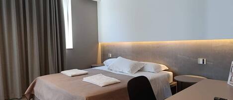 Minibar, caja de seguridad en la habitación y escritorio