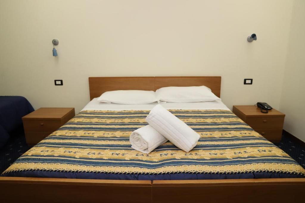 single room | minibar, in-room safe, desk, soundproofing