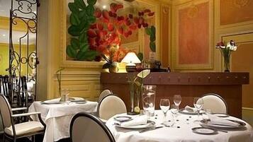 Se sirven almuerzos, cenas y cocina francesa