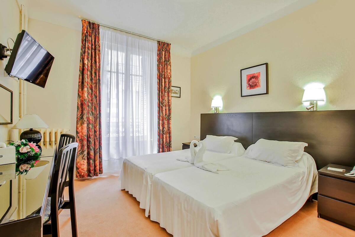 Standard Twin Room | In-room safe, desk, iron/ironing board (on request), WiFi (free)