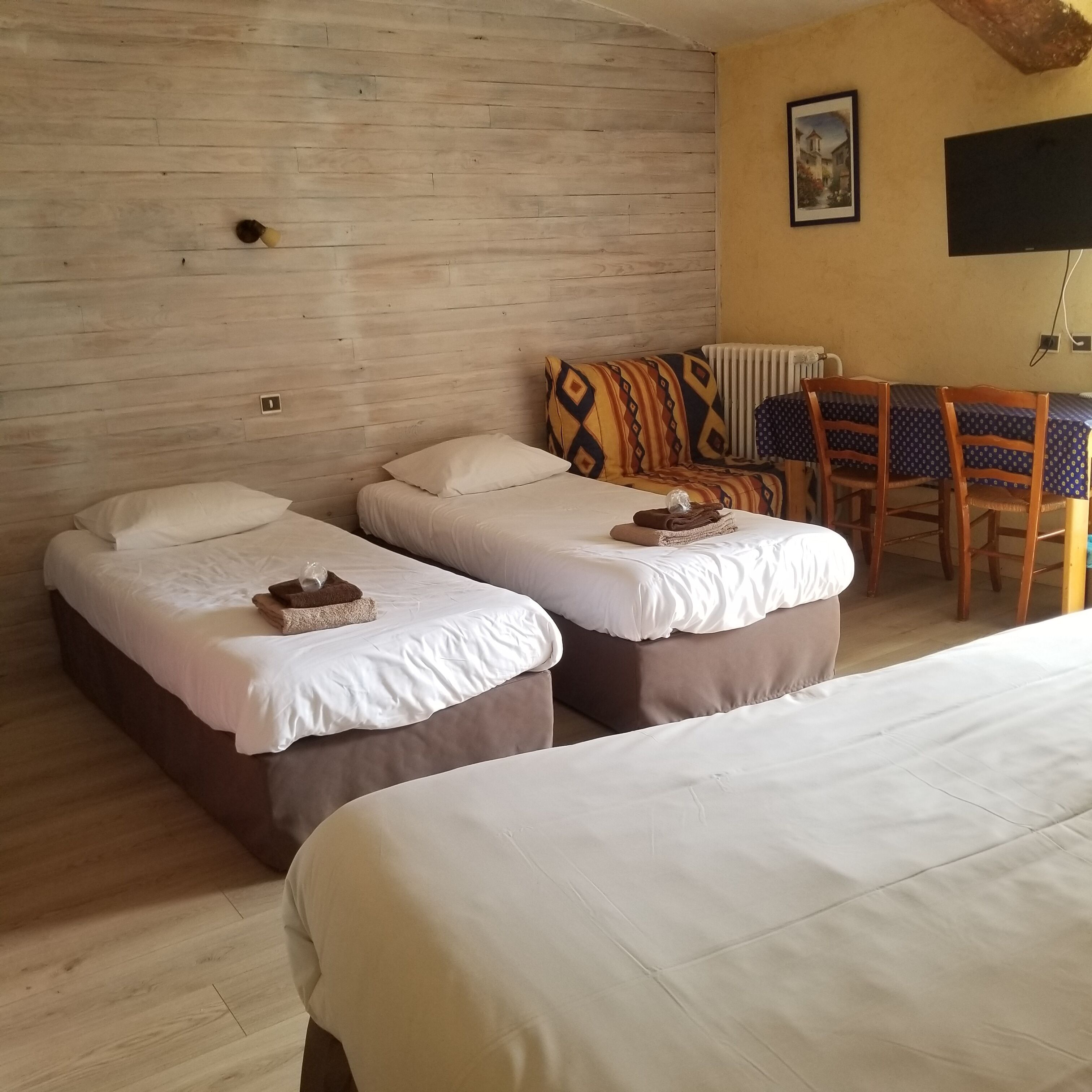 quadruple room | desk, soundproofing, cots/infant beds, free wifi