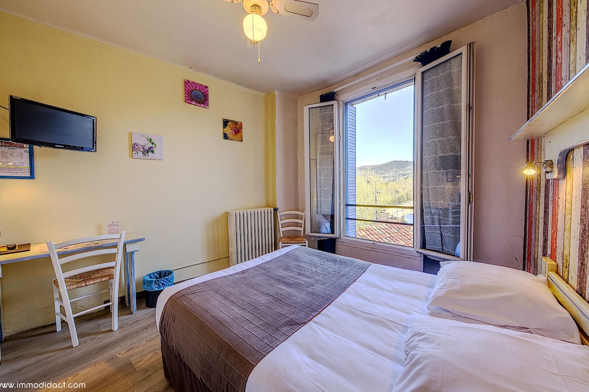 Desk, soundproofing, cribs/infant beds, free WiFi