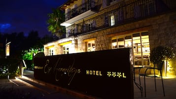 Voorkant accommodatie - avond/nacht
