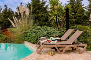 Außenpool (je nach Saison geöffnet), Sonnenschirme, Liegestühle