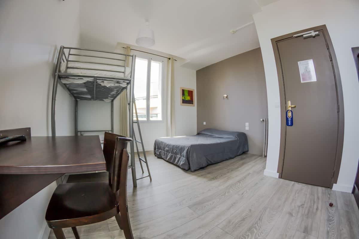 Chambre Familiale | Coffres-forts dans les chambres, bureau, fer et planche Ă repasser