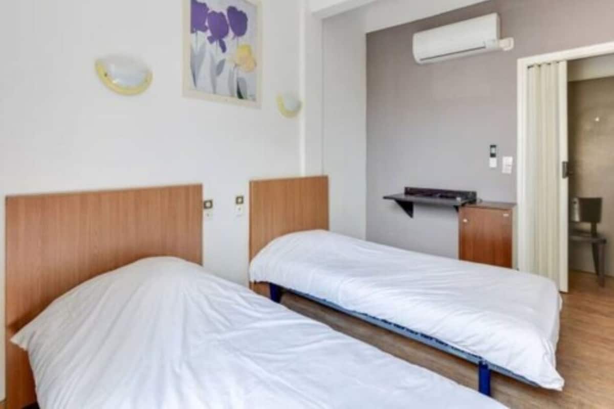 Chambre Standard, 2 lits une place | Coffres-forts dans les chambres, bureau, fer et planche Ă repasser