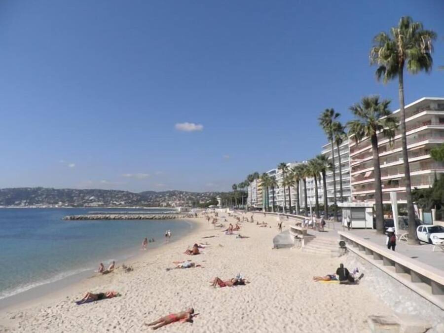 Ubicación cercana a la playa y arena blanca