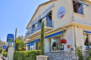 A hotel with a balcony, a sign for 'Hotel Cayrons', and a 'Logis' sign. - Hotel des Cayrons (Vence)