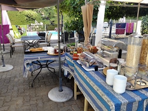 Daily buffet breakfast for a fee - Hotel des Cayrons (Vence)