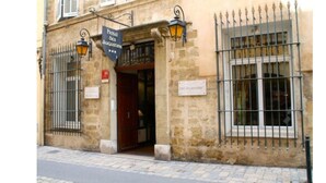 A stone building with a sign reading "hotel des augustins". - Hotel des Augustins (Aix-en-Provence)