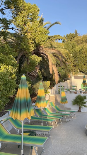 Piscine extérieure (ouverte en saison), parasols de plage