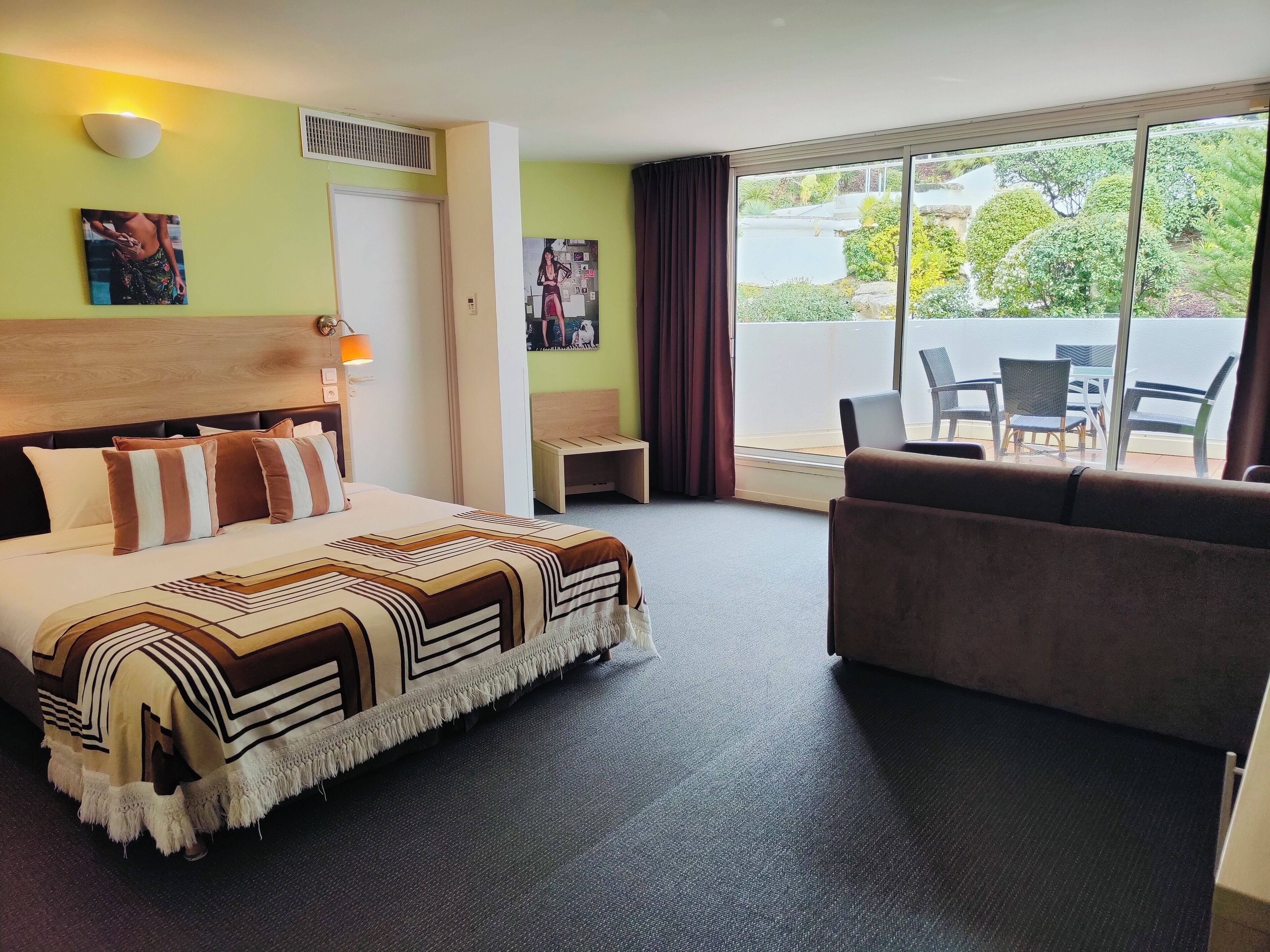 ห้องจูเนียร์สวีท | เครื่องนอนระดับพรีเมียม, มินิบาร์, ตู้นิรภัยในห้องพัก, เตารีด/โต๊ะรีดผ้า