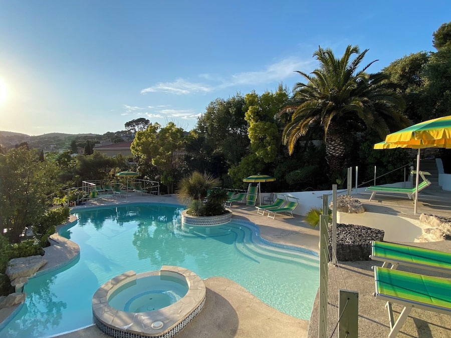 Een seizoensgebonden buitenzwembad, parasols voor strand/zwembad