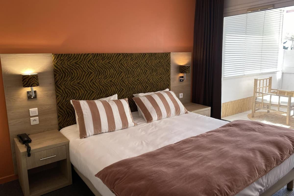 Premium bedding, minibar, in-room safe, iron/ironing board (on request)