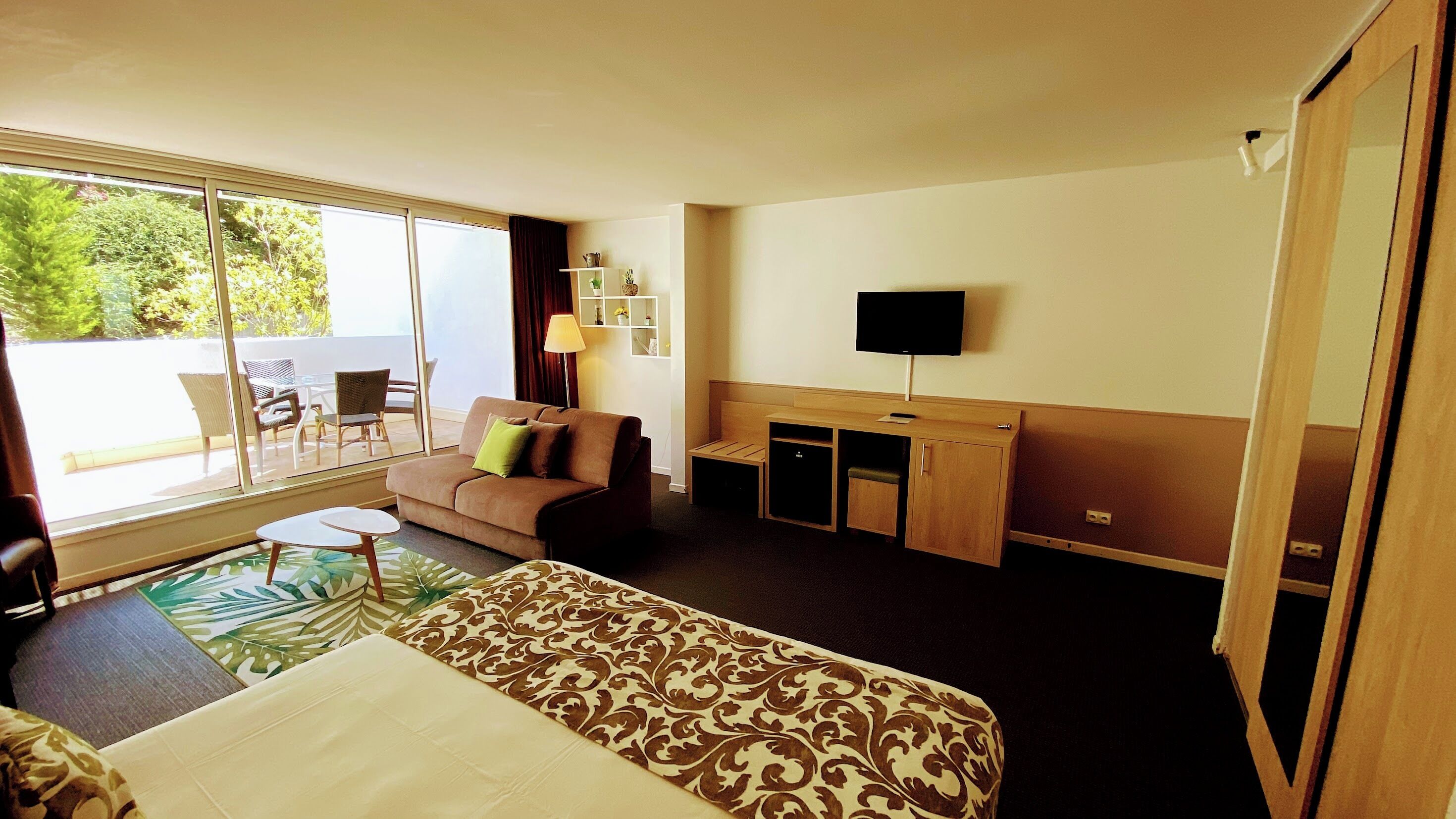 Junior Suite | Premium bedding, minibar, in-room safe, iron/ironing board