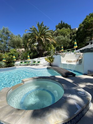 Piscine extérieure (ouverte en saison), parasols de plage