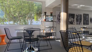 Petit déjeuner buffet (16 EUR par personne)