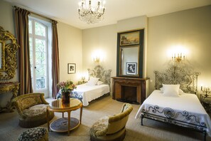 Suite familiare, balcone (3/4 persons - 2 Queen Beds) | Con stile personalizzato, una scrivania, insonorizzazione