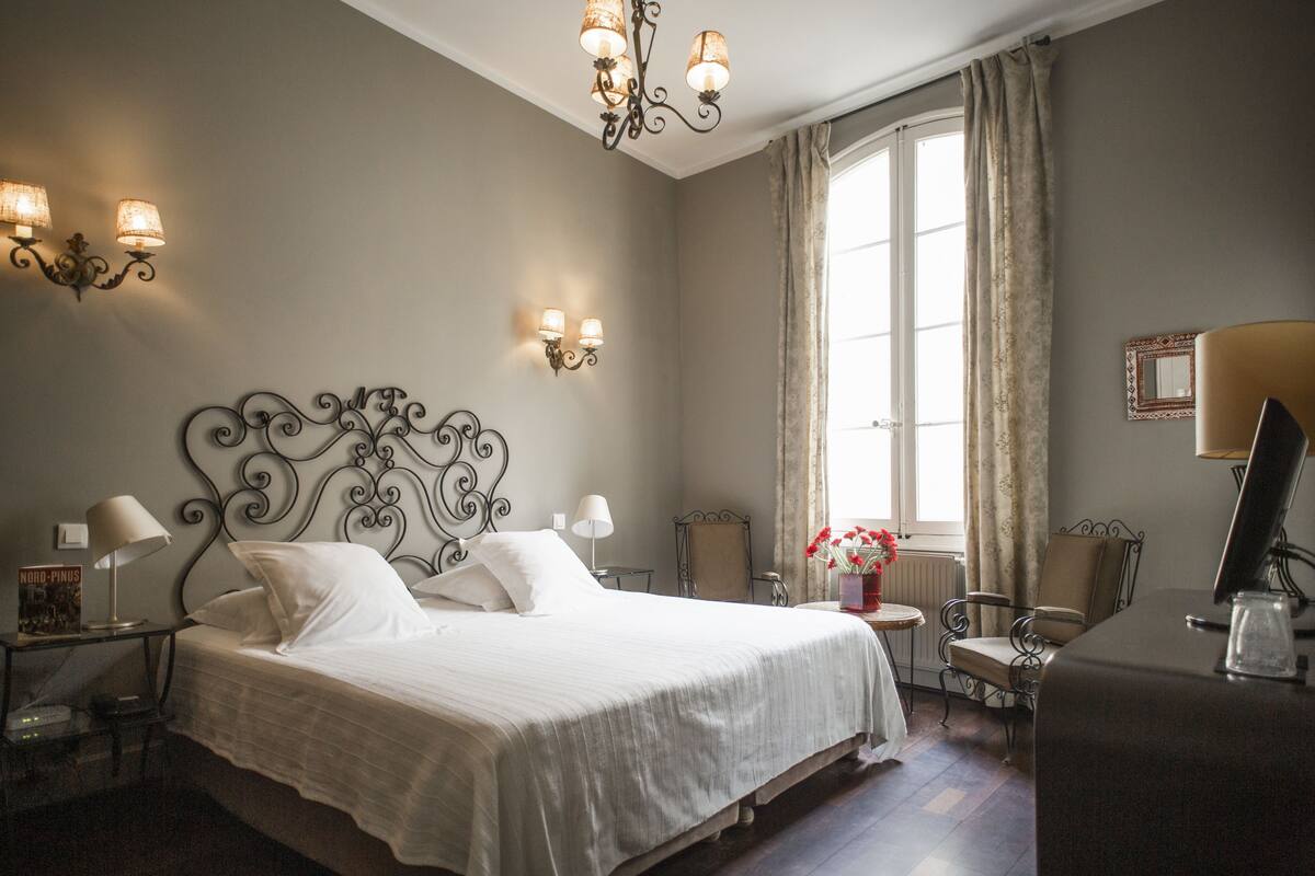 SUPERIOR Double Room (Double Bed or Twin Bed) | Desk, soundproofing, iron/ironing board (on request), WiFi (free)